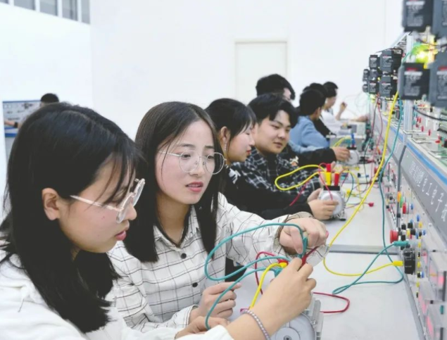 以其雄浑威武之姿交融蛇年兽特征为玩家带来最强中华战舞