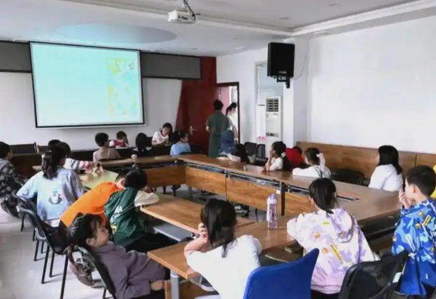 提高人物与幻兽的神圣损伤让玩家在面临强敌时能轻松应对