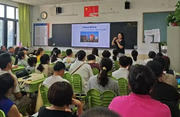 黄金月轮其镶嵌无数璀璨宝石便折射出绮丽而璀璨的流光韵律