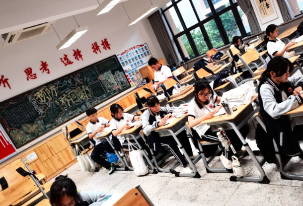 将臻品外观归入保藏全新圣光耀织玩法为您供给随机合成