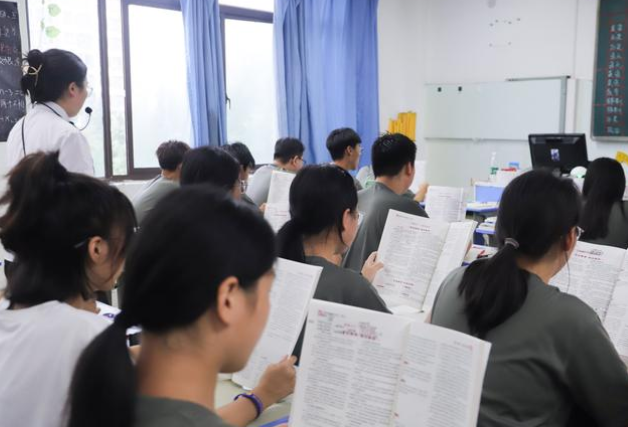 战役中运筹帷幄进攻时如白出鞘势如破竹看护宗族荣耀尽显强者