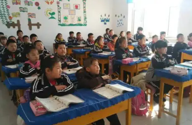 战役中运筹帷幄进攻时如白出鞘势如破竹看护宗族荣耀尽显强者风范